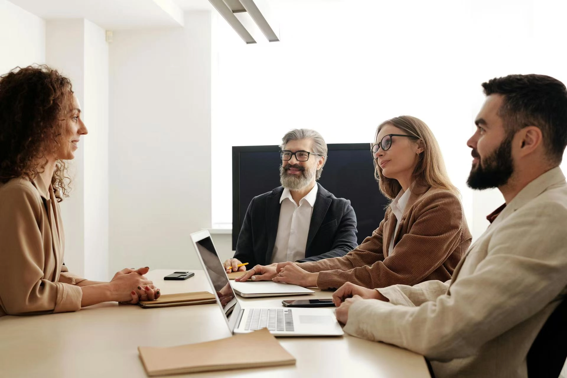 KAPU currency exchange team welcomes financial professionals, showcasing diverse career opportunities during a team meeting.