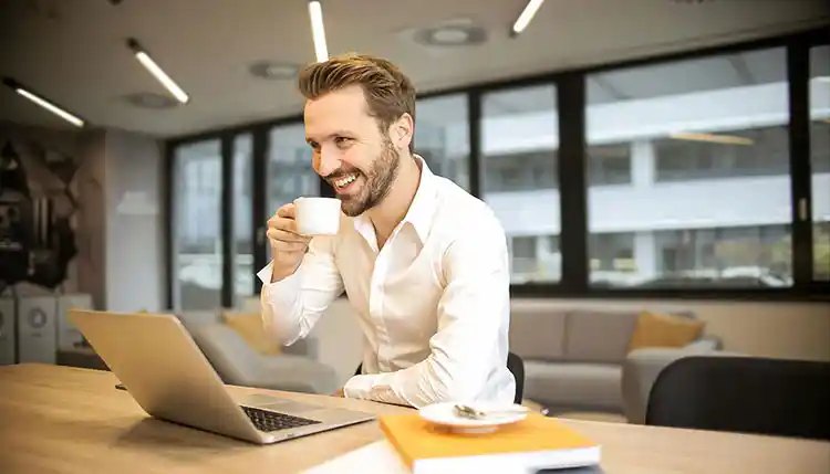 客户享受高效安全的跨境金融服务