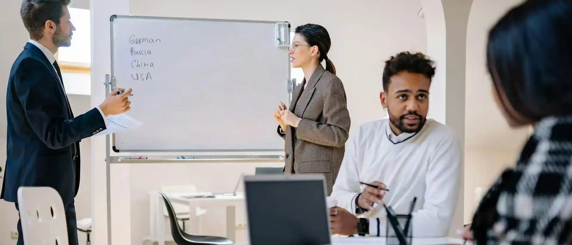 换汇服务指南横幅图，展示顾客在商务办公环境中讨论外汇服务流程